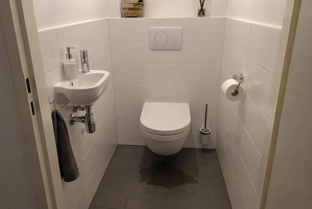 Lekdetectie Schagen – natte vloer bij een toilet