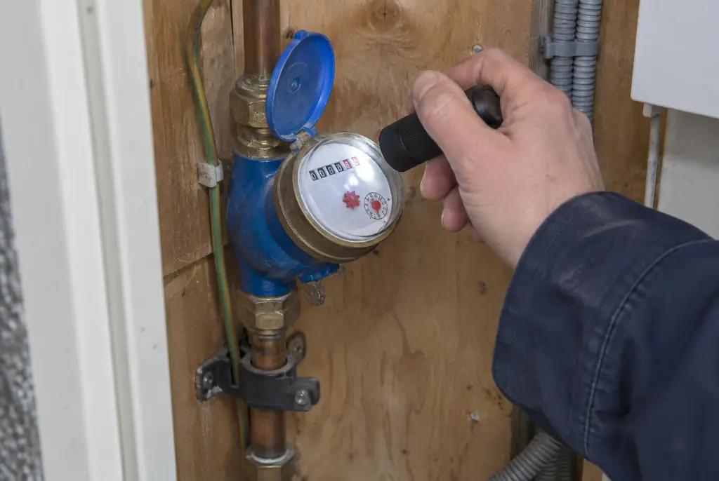 Lekdetectie Schagen – watermeter in de meterkast controleren met een zaklamp